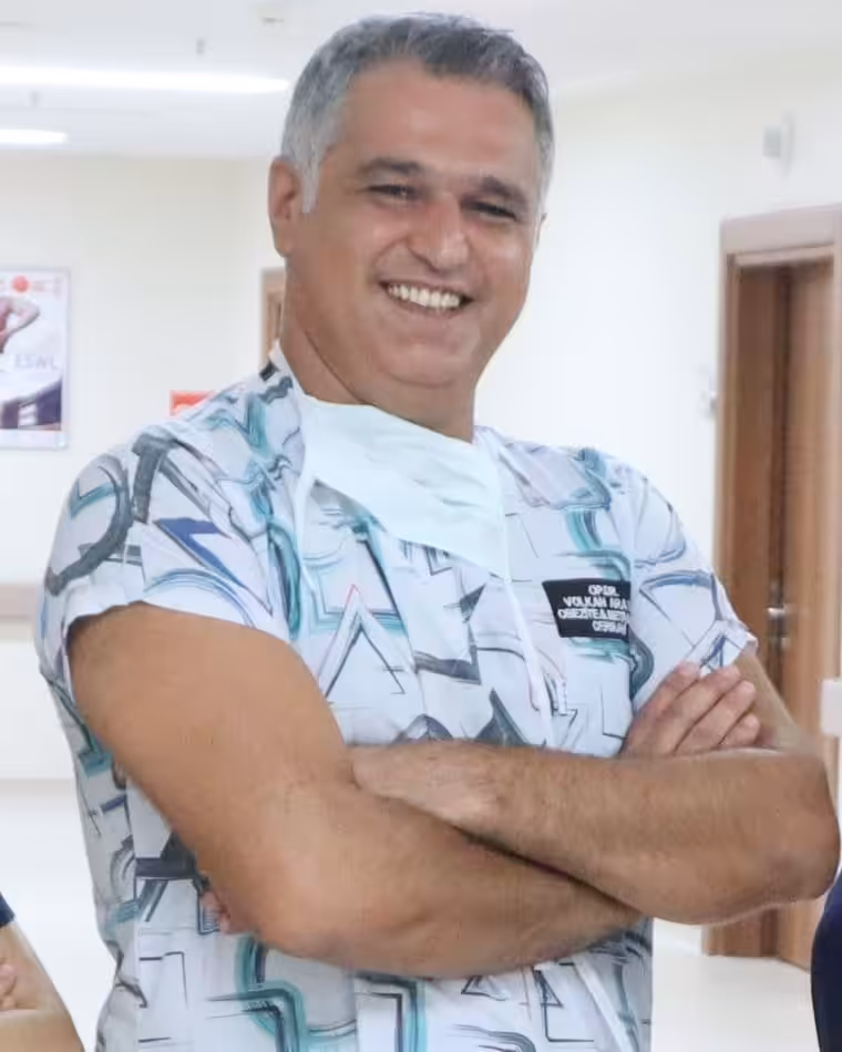 Op. Dr. Volkan Arayıcı, Adipositaschirurg, in seiner Praxis in İzmir
