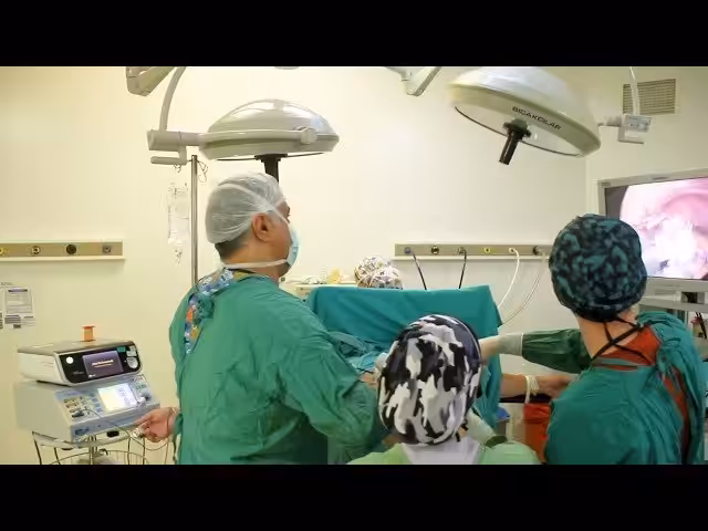 Laparoskopische Adipositaschirurgie im Operationssaal in İzmir